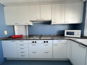 冷蔵庫、電子レンジ、食器洗い機、コーヒー / ティーメーカー
