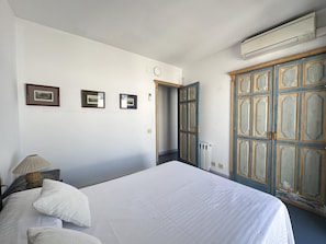 3 quartos, acesso à internet, roupa de cama
