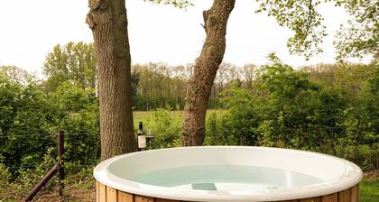 Forest lodge with hot tub - 4 people