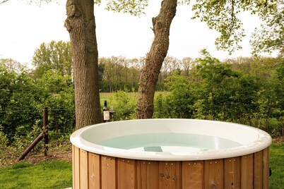Forest lodge with hot tub - 4 people