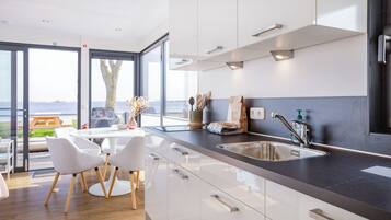 Een vaatwasser, een broodrooster, een kinderstoel