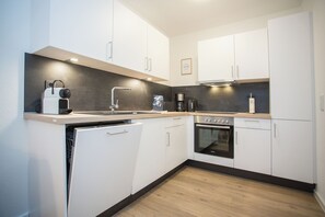 Kjøleskap, ovn, oppvaskmaskin og brødrister