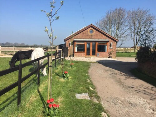 Cosy, self-contained rural bungalow – peaceful countryside escape