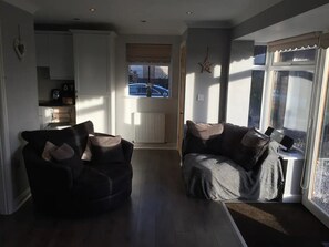 تلفزيون ذكي، مدفأة، ألعاب فيديو، مشغل دي في دي