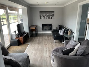 Smart TV, fireplace, video games, DVD player - Cosy, self-contained rural bungalow – peaceful countryside escape (Out Rawcliffe Preston)