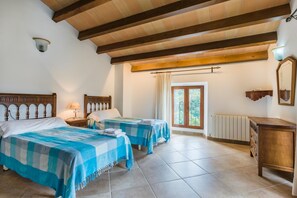 7 quartos, ferros/tábuas de passar roupa, Wi-Fi, roupa de cama
