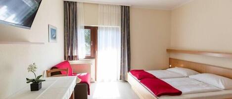 Travel cot, free WiFi