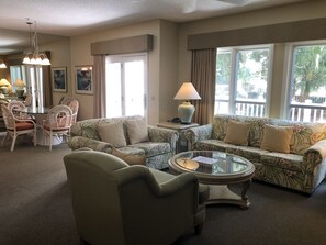 Televisie, een dvd-speler en een stereo