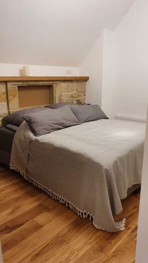 1 bedroom, WiFi, bed sheets