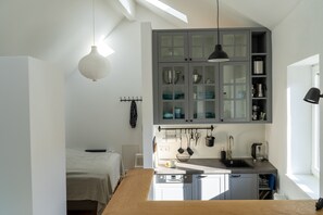 Fridge, oven, stovetop, dishwasher