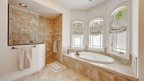 Duschwanne, Whirlpool, Haartrockner, Handtücher