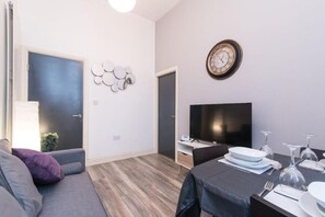 Appartement, 1 grand lit | Cuisine privée | Réfrigérateur, micro-ondes, four, plaque de cuisson