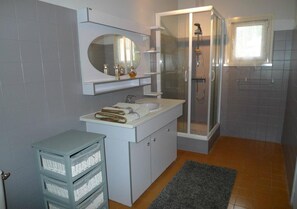 Baignoire, séchoir à cheveux, bidet, serviettes fournies