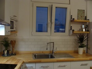 Kühlschrank, Mikrowelle, Ofen, Wasserkocher mit Kaffee-/Teezubehör