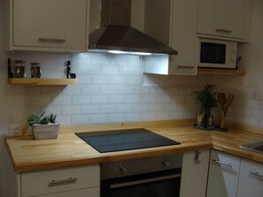 Fridge, microwave, oven, coffee/tea maker - Central appartment in L.Hersonisos (Limin Hersonissos)