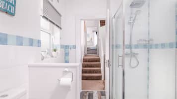 House | Bathroom | Separate bathtub and shower, free toiletries, hair dryer, towels