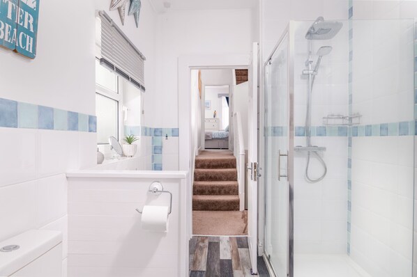 House | Bathroom | Separate tub and shower, free toiletries, hair dryer, towels - Hope Street (Filey)