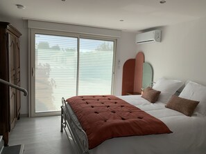4 bedrooms, iron/ironing board, free WiFi, bed sheets