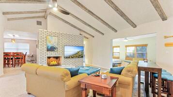 Smart-TV, Tischtennisplatte, Bücher