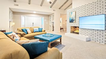 Smart-TV, Tischtennisplatte, Bücher