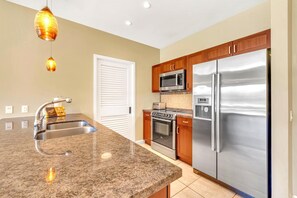 Jääkaappi, mikroaaltouuni, uuni, astianpesukone