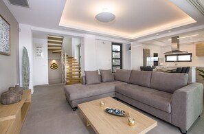 Smart TV - New Lux villa★Sauna & Jacuzzi★2 Private Heated Pool★ 24sleeps★Walk to everything (Galatas)