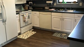 Coffee/tea maker, fridge, microwave, oven - Experience comfort near all Pigeon Forge attractions, just a 6-min drive away (Pigeon Forge)