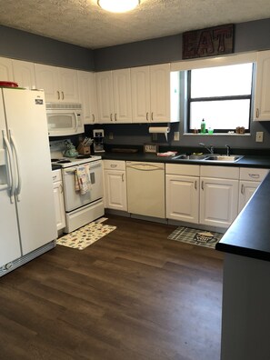 Fridge, microwave, oven, stovetop - Experience comfort near all Pigeon Forge attractions, just a 6-min drive away (Pigeon Forge)