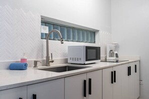 Refrigerador, microondas, parrilla de estufa y cafetera y tetera 