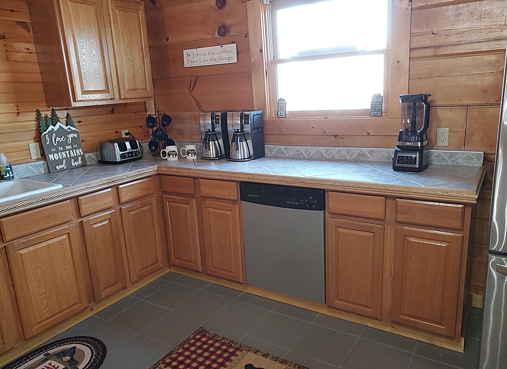 Bear Footin' - Cheerful 8 BR / 4 Bath w/hot tub!