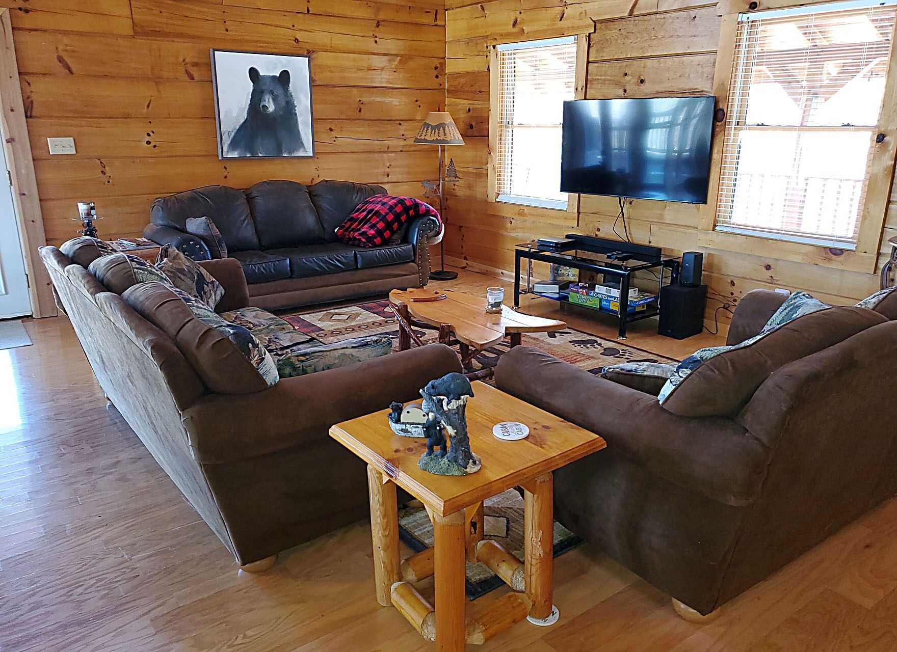 Bear Footin' - Cheerful 8 BR / 4 Bath w/hot tub!