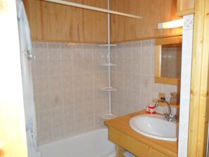 Bathtub - 250m from resort center, 2nd floor, balcony, tv, ski locker, 32m², Champagny-en-Vanoise (Champagny-en-Vanoise)