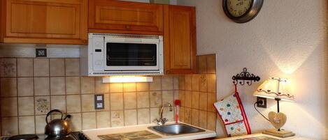 ثلاجة، ميكروويف، غسالة أطباق، ماكينة لصنع القهوة/الشاي