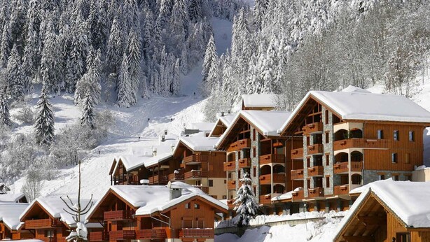 A snow-covered lodge with multiple wooden buildings, balconies, and a ski slope in the background. - 250m from resort center, 1st floor, balcony, tv, ski locker, 40m², Champagny-en-Vanoise (Champagny-en-Vanoise)