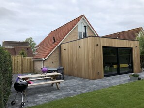 Outdoor dining - RENOVATED vacation home by the sea Breskens10 pers. child friendly, dog welcome. (Breskens)