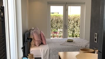 4 slaapkamers, een bureau, een strijkplank/strijkijzer, reisbedje
