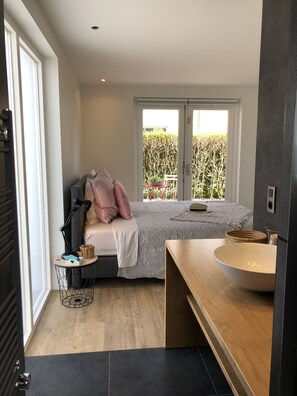 4 slaapkamers, een bureau, een strijkplank/strijkijzer, reisbedje