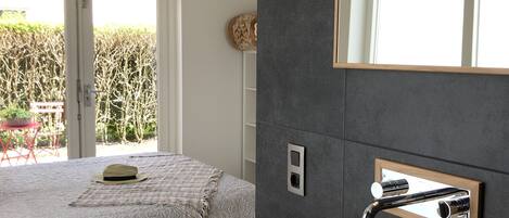 4 bedrooms, desk, iron/ironing board, travel cot