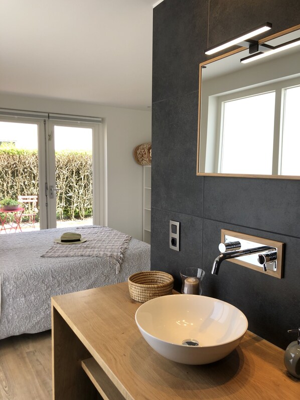 4 bedrooms, desk, iron/ironing board, travel crib - RENOVATED vacation home by the sea Breskens10 pers. child friendly, dog welcome. (Breskens)