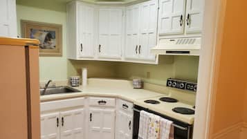 Apartament familiar, 3 dormitoris, llar de foc, vistes al pati | Cuina privada | Cafetera i tetera, dispensador de gel i tovallons de paper
