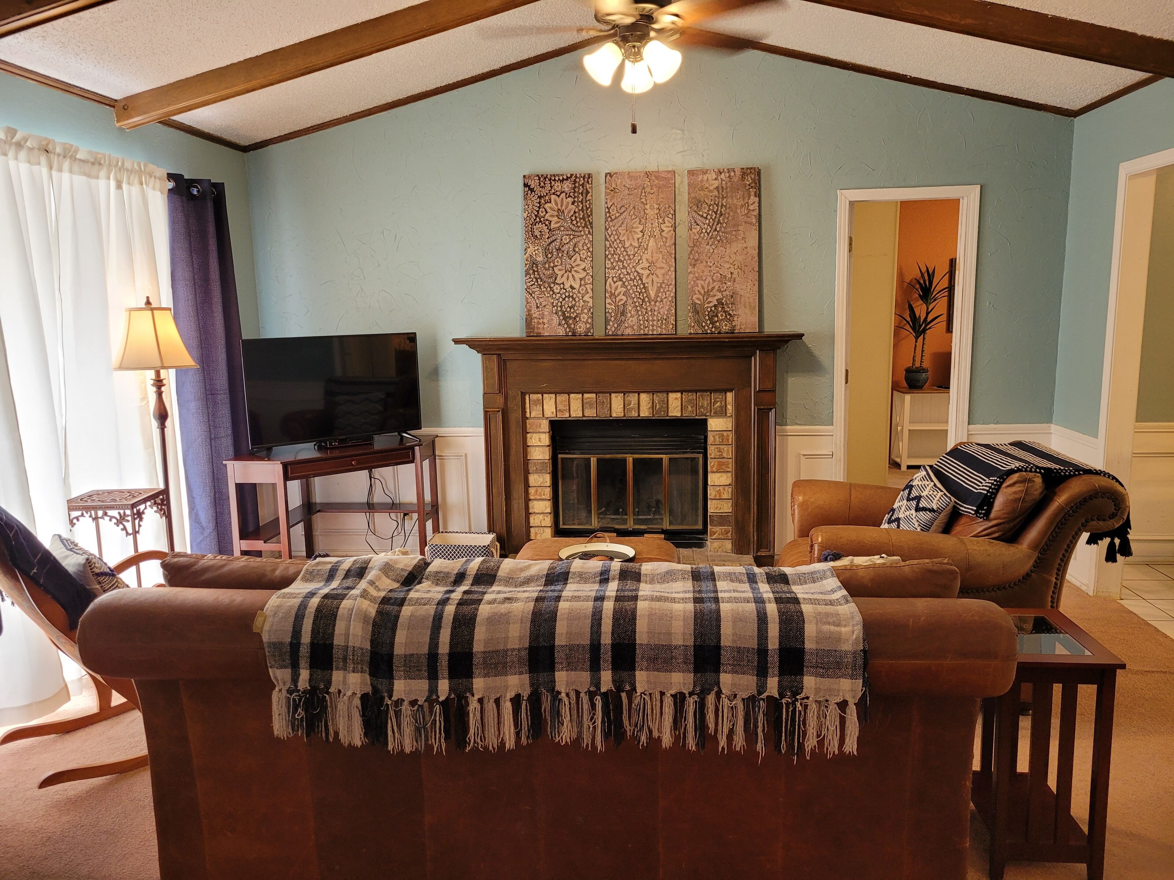 32-inch flat-screen TV with satellite channels, fireplace