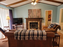 32-inch flat-screen TV with satellite channels, fireplace