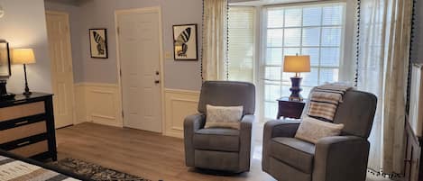 Holzhütte, Kamin, Blick auf den Innenhof | Hochwertige Bettwaren, Pillowtop-Betten, individuell dekoriert