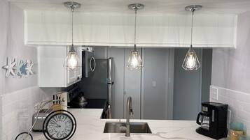 冰箱、微波炉、烤箱、炉灶