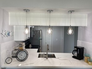 Een koelkast, een microgolfoven, een oven, een kookplaat