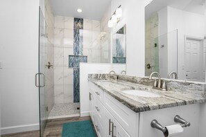 Badewanne, Haartrockner, Handtücher, Seife