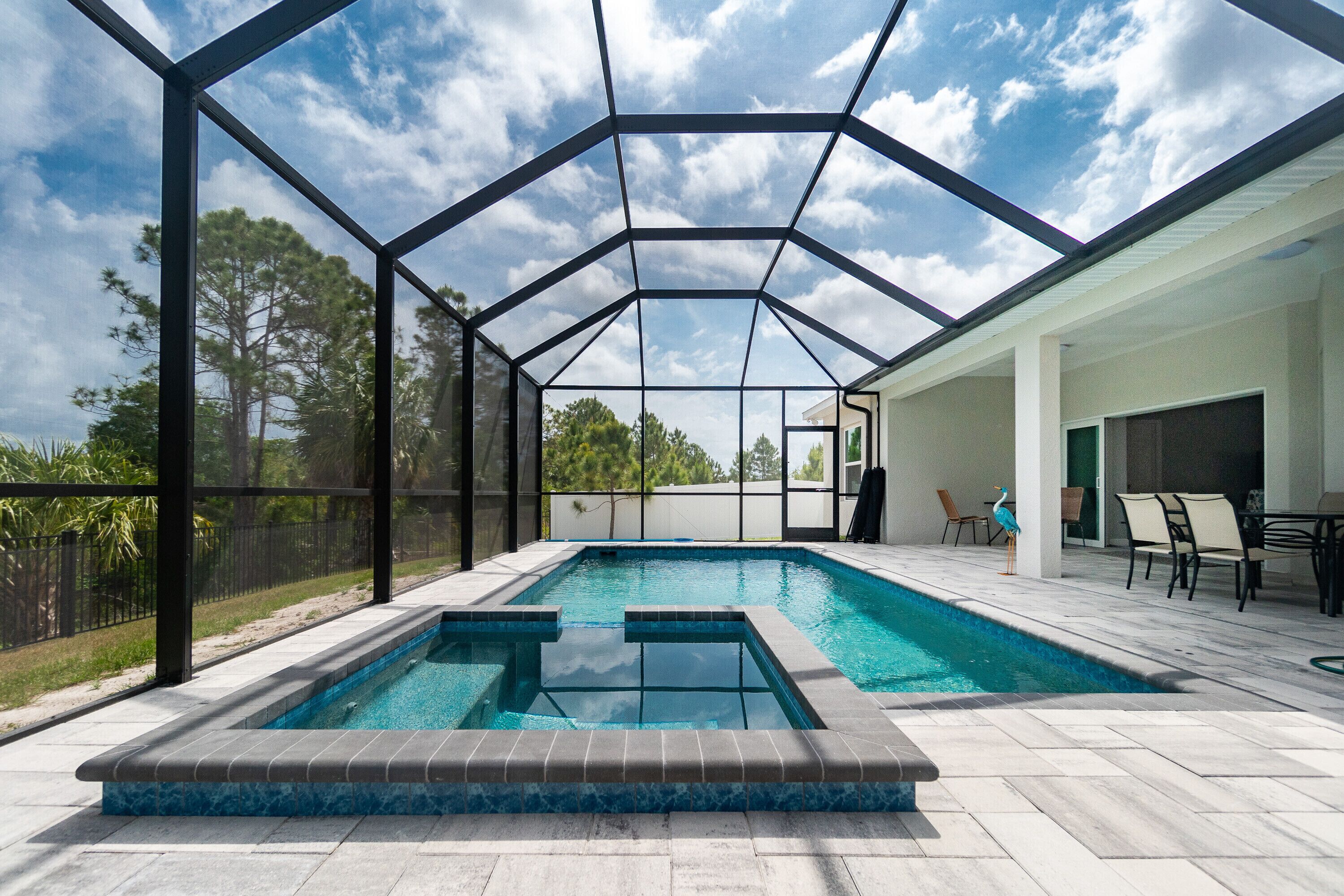 Una piscina al aire libre, una piscina climatizada