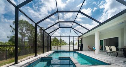 Tropical Oasis with saltwater pool & hot tub on a canal 8 miles from beaches