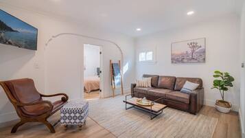 2 soverom, skrivebord, strykejern/-brett og reiseseng for barn