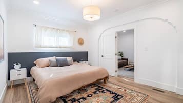 2 habitaciones, escritorio y tabla de planchar con plancha